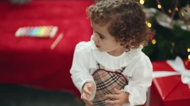 Adorable Fille Hispanique Applaudir Les Mains Debout Près Arbre Noël — Video