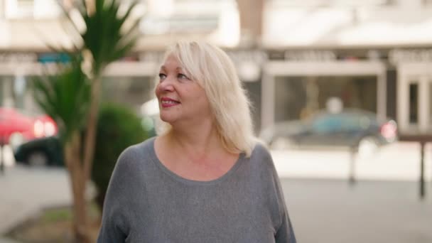 Middelbare Leeftijd Blonde Vrouw Glimlachen Zelfverzekerd Lopen Straat — Stockvideo