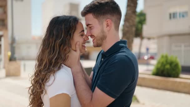 Genç Spanyol Çift Gülümsüyor Birbirlerine Sarılıyorlar Parkta Dans Ediyorlar — Stok video