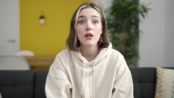 Νεαρή Ξανθιά Γυναίκα Που Έχει Βιντεοκλήση Κάθεται Στον Καναπέ Στο — Αρχείο Βίντεο