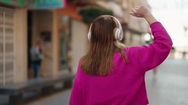 Młoda Blondynka Słuchająca Muzyki Ulicy — Wideo stockowe