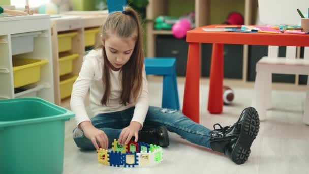 Очаровательная Латиноамериканка Играет Строительными Блоками Сидящими Полу Детском Саду — стоковое видео