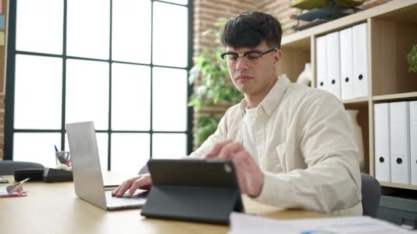 Jovem Trabalhador Negócios Hispânico Usando Laptop Touchpad Trabalhando Escritório — Vídeo de Stock
