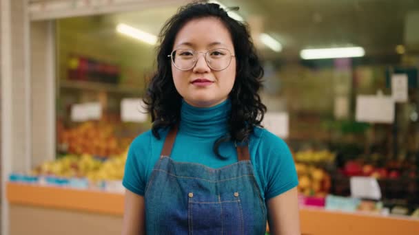 Mladá Číňanka Žena Zaměstnanec Drží Datový Telefon Kreditní Kartu Obchodě — Stock video