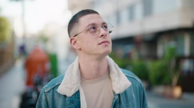 Sokakta duran gevşek yüzlü İspanyol genç adam.