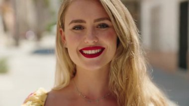 Sokakta kendine güvenen güzel İspanyol bir kadın.