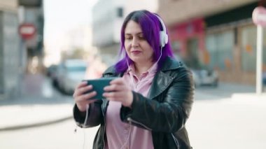 Sokaktaki genç ve iri yarı kadın.