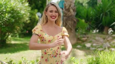 Parkta kollarını kavuşturmuş genç, güzel İspanyol bir kadın.