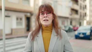 Sokakta konuşan orta yaşlı kadın iş yöneticisi