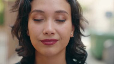 Sokakta kendine güvenen güzel İspanyol bir kadın.