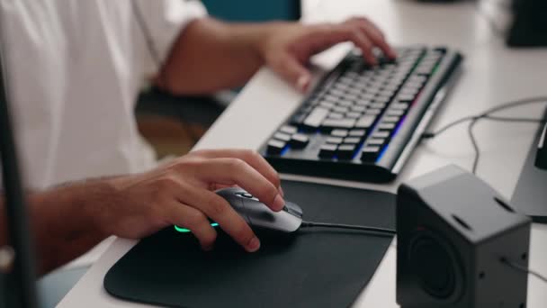 Oyun Odasında Bilgisayar Kullanarak Video Oyunu Oynayan Spanyol Asıllı Genç — Stok video