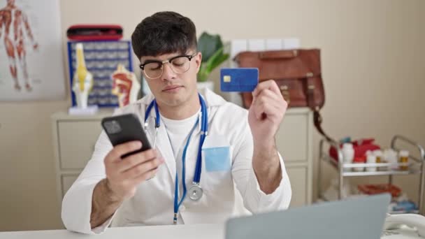 Jeune Homme Hispanique Médecin Shopping Avec Smartphone Carte Crédit Clinique — Video