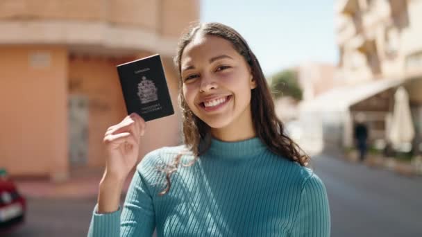 Joven Mujer Afroamericana Sonriendo Confiada Sosteniendo Pasaporte Los Estados Unidos — Vídeo de stock
