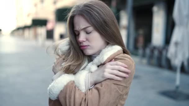 Joven Mujer Rubia Frotándose Las Manos Por Frío Calle — Vídeos de Stock