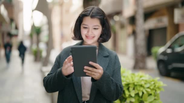 Young Hispanic Girl Smiling Confident Using Touchpad Street — Vídeo de Stock