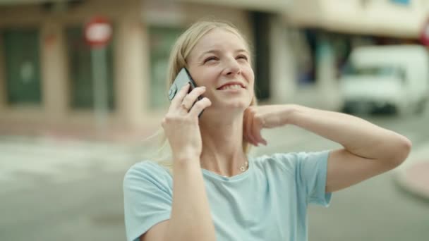 Młoda Blondynka Uśmiecha Się Pewnie Rozmawiając Przez Smartfona Ulicy — Wideo stockowe
