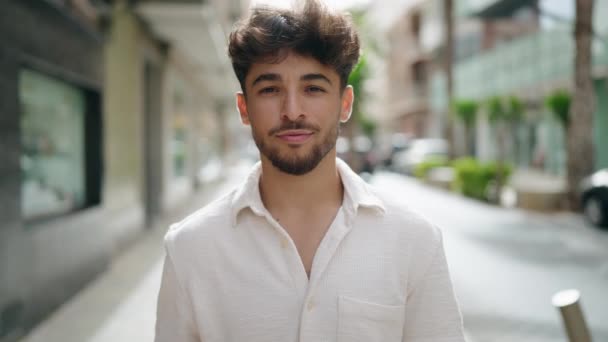 Fiatal Arab Férfi Mosolyog Magabiztos Kezében Kanadai Útlevél Utcán — Stock videók