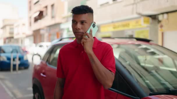 Giovane Latino Uomo Sorridente Fiducioso Parlando Sullo Smartphone Strada — Video Stock