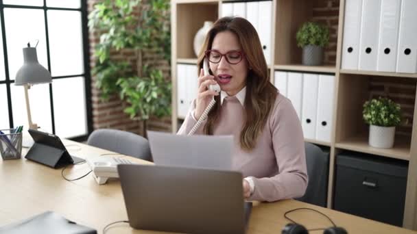 Genç Güzel Spanyol Bir Kadını Ofiste Telefon Okuyarak Konuşuyor — Stok video