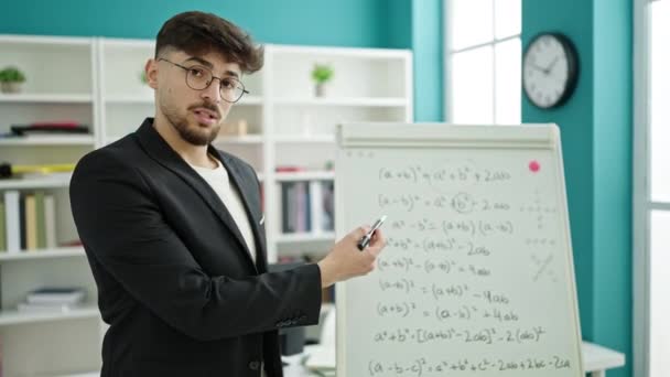 Jovem Árabe Homem Professor Ensino Matemática Lição Sala Aula Universidade — Vídeo de Stock