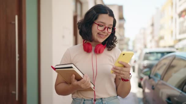 Sokakta Akıllı Telefon Kullanan Kendine Güvenen Genç Bir Kız Öğrenci — Stok video