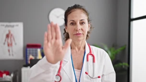 Medioevo Ispanico Donna Medico Facendo Stop Segno Con Mano Clinica — Video Stock