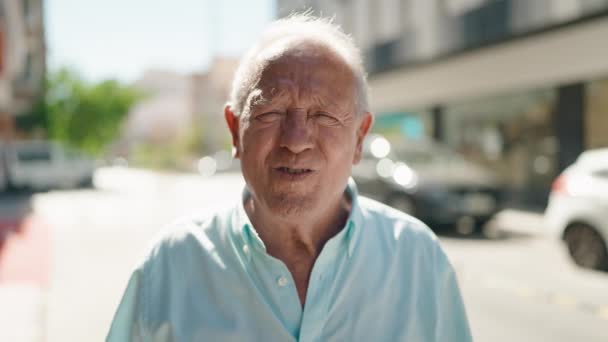 Yaşlı Gri Saçlı Adam Sokağa Bağırıyor — Stok video