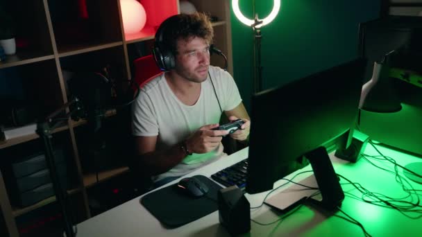 Jovem Hispânico Homem Streamer Jogar Videogame Usando Joystick Estúdio Música — Vídeo de Stock