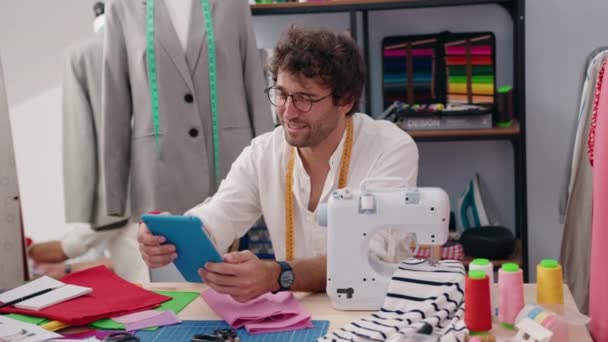 Młody Latynos Uśmiecha Się Pewnie Używając Touchpada Fabryce Odzieży — Wideo stockowe