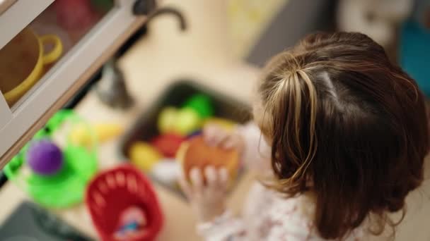 Adorável Menina Hispânica Jogando Para Cozinhar Hambúrguer Brinquedo Com Cozinha — Vídeo de Stock
