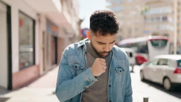 Jonge Arabische Man Hoestend Straat — Stockvideo