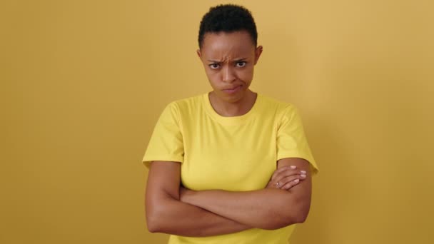 Africano Americano Mulher Com Braços Cruzados Gesto Expressão Irritada Sobre — Vídeo de Stock