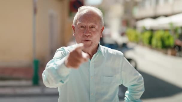 Grauhaariger Mann Mittleren Alters Lächelt Selbstbewusst Und Macht Auf Der — Stockvideo