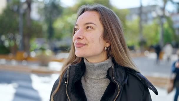 Jonge Kaukasische Vrouw Glimlachen Zelfverzekerd Staan Straat — Stockvideo