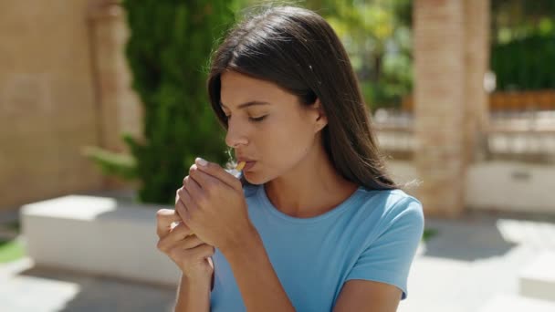 Νεαρή Όμορφη Ισπανίδα Που Καπνίζει Στο Δρόμο — Αρχείο Βίντεο