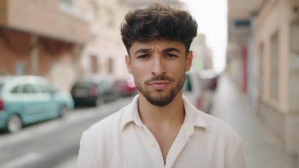 Młody Arabski Człowiek Uśmiechnięty Pewny Siebie Całowanie Ulicy — Wideo stockowe
