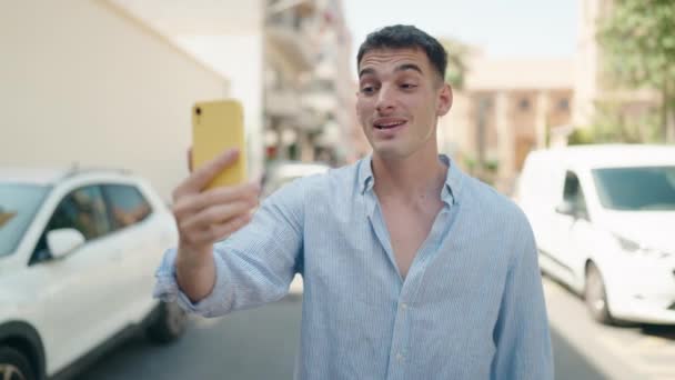 Junger Hispanischer Mann Lächelt Zuversichtlich Nach Videoanruf Auf Der Straße — Stockvideo