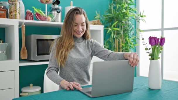 Молода Біла Жінка Використовує Ноутбук Сидячи Столі Їдальні — стокове відео