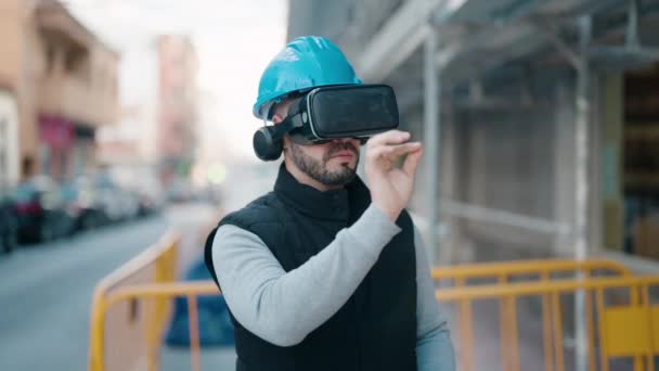 年轻的拉丁男工 在街上使用虚拟现实眼镜 表情轻松 — 图库视频影像