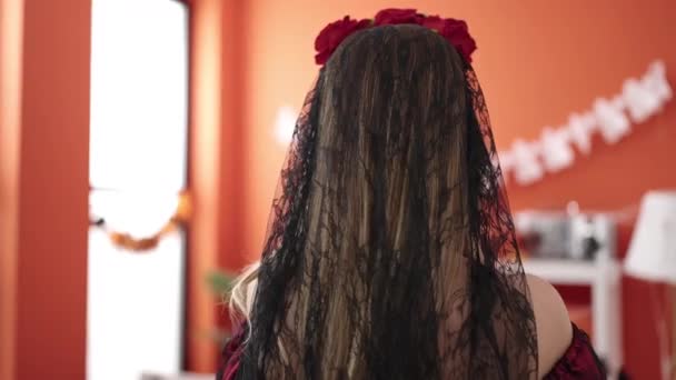 Jonge Blonde Vrouw Draagt Katrina Kostuum Doet Eng Gebaar Thuis — Stockvideo