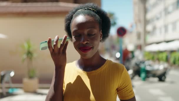Afroamerykanka Uśmiecha Się Pewnie Słuchając Wiadomości Audio Przez Smartfona Ulicy — Wideo stockowe