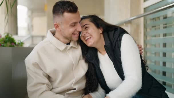 Junges Paar Lächelt Selbstbewusst Und Umarmt Sich Auf Der Treppe — Stockvideo
