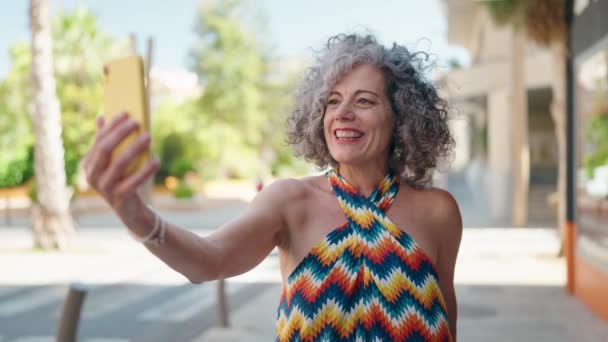 Mujer Pelo Gris Mediana Edad Sonriendo Confiada Teniendo Videollamada Calle — Vídeo de stock