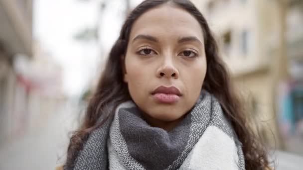 Junge Schöne Hispanische Frau Steht Mit Ernstem Gesichtsausdruck Auf Der — Stockvideo