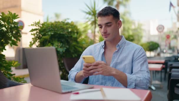 Hombre Hispano Joven Usando Teléfono Inteligente Sentado Mesa Terraza Cafetería — Vídeo de stock