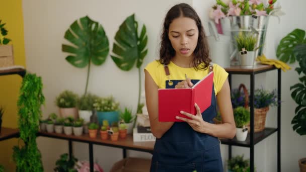 Ung Afrikansk Amerikansk Kvinna Florist Ler Tryggt Skriva Anteckningsbok Blomsteraffär — Stockvideo