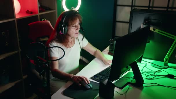 Kobieta Średnim Wieku Streamer Zestresowany Pomocą Komputera Pokoju Gier — Wideo stockowe