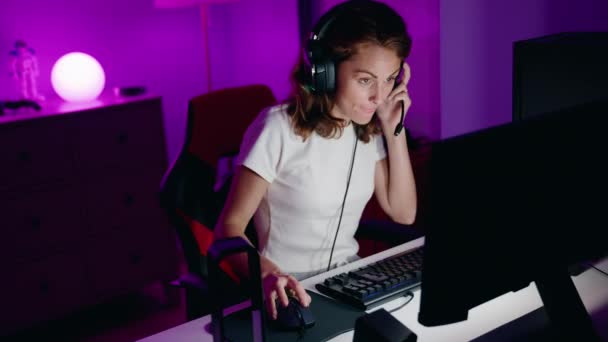 Young Beautiful Hispanic Woman Streamer Playing Video Game Using Computer — Stock videók
