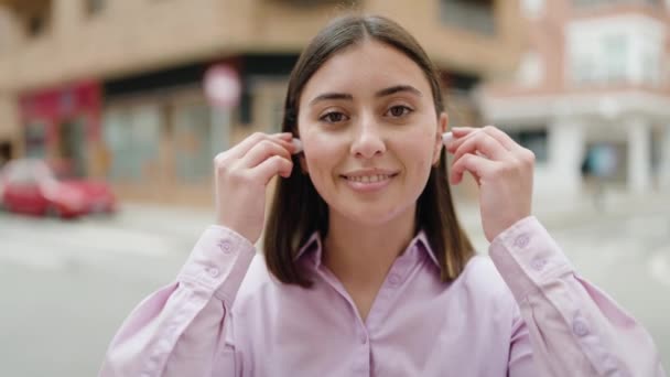 Jovem Hispânica Sorrindo Confiante Ouvir Música Rua — Vídeo de Stock