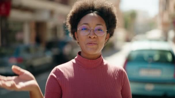 Африканская Американка Улыбается Уверенно Выступая Улице — стоковое видео